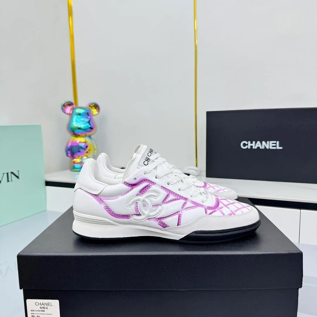 👟👟Ex-factory price 620👟👟 Top version Chanel Chanel - 2025 counter top casual sports shoes This sneaker is a classic design; the upper is electro-embroidered with a variety of techniques; the outsole is fashionable and sporty; it is extraordinary and incorporates a variety of color matching elements... The diversified mix and match is very beautiful and versatile, and can be used for leisure, fashion, sports and outdoor... ꫛꫀꪝ Go➫ Material: ❶Upper is made of: original cowhide ❷Inner lining is made of: original imported sheepskin ❸Outsole is based on: original TPU combination outsole Special counter boutique packaging complete set for women 35–41